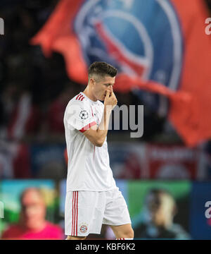 Paris, Frankreich. 27 Sep, 2017. Robert Lewandowski (M) enttäuscht, Fussball Champions League Vorrunde 2. Spieltag, Gruppe B, Paris St. Germain - FC Bayern München (M), am 27.09.2017 in Paris/Frankreich. | Verwendung der weltweiten Kredit: dpa/Alamy leben Nachrichten Stockfoto