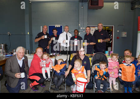 Biggin Hill, Großbritannien. 29 Sep, 2017. Der weltweit größte Kaffee am Morgen, die Kapital für Macmillan Cancer Support fand in der örtlichen Feuerwache in Biggin Hill. Credit: Keith Larby/Alamy leben Nachrichten Stockfoto