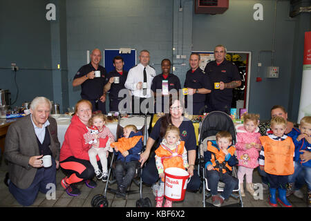 Biggin Hill, Großbritannien. 29 Sep, 2017. Der weltweit größte Kaffee am Morgen, die Kapital für Macmillan Cancer Support fand in der örtlichen Feuerwache in Biggin Hill. Credit: Keith Larby/Alamy leben Nachrichten Stockfoto