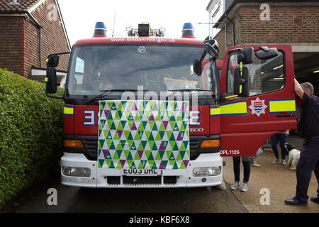 Biggin Hill, Großbritannien. 29 Sep, 2017. Der weltweit größte Kaffee am Morgen, die Kapital für Macmillan Cancer Support fand in der örtlichen Feuerwache in Biggin Hill. Credit: Keith Larby/Alamy leben Nachrichten Stockfoto