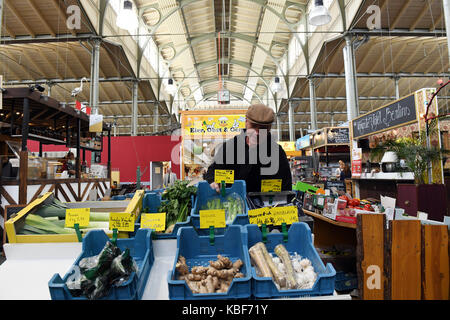 Berlin, Deutschland. 20 Sep, 2017. Ein Händler verkauft Gemüse auf dem Arminius Markthalle in Berlin, Deutschland, 20. September 2017. Seit Jahrzehnten sind die Hallen haben, die ihren Wohnsitz in den Schatten der Supermärkte und Discounter - Jetzt sind sie wieder populär. Aber nach 150 Jahren, Deutschlands Hallen präsentieren ein anderes Gesicht. Credit: Maurizio Gambarini/dpa/Alamy leben Nachrichten Stockfoto