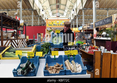 Berlin, Deutschland. 20 Sep, 2017. Ein Händler verkauft Gemüse auf dem Arminius Markthalle in Berlin, Deutschland, 20. September 2017. Seit Jahrzehnten sind die Hallen haben, die ihren Wohnsitz in den Schatten der Supermärkte und Discounter - Jetzt sind sie wieder populär. Aber nach 150 Jahren, Deutschlands Hallen präsentieren ein anderes Gesicht. Credit: Maurizio Gambarini/dpa/Alamy leben Nachrichten Stockfoto