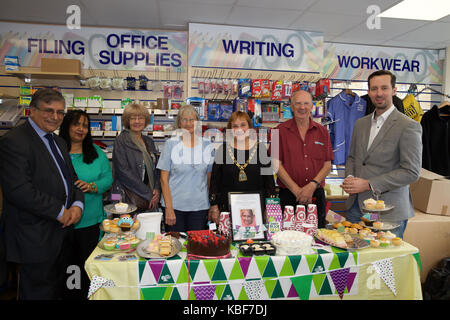 Orpington, Großbritannien. 29 Sep, 2017. Der Bürgermeister von Bromley Ratsmitglied Kathy Bance, MBE, besucht größten Kaffee am Morgen der Welt, die Kapital für Macmillan Cancer Support fand an der Tangente Office Ressourcen in Orpington. Credit: Keith Larby/Alamy leben Nachrichten Stockfoto