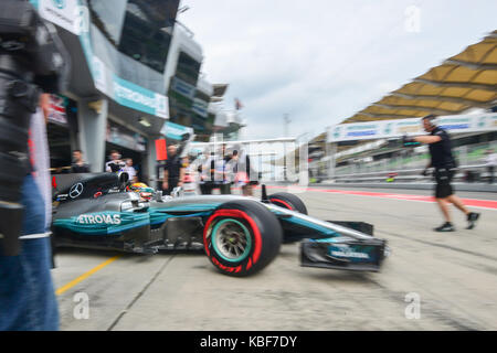 Sepang. 29 Sep, 2017. Mercedes' Brite Lewis Hamilton fährt aus der Grube in der zweiten Trainingssitzung des Formel 1 Grand Prix von Malaysia auf dem Sepang Circuit in Malaysia auf Sept. 29, 2017. Credit: Chong Voon Chung/Xinhua/Alamy leben Nachrichten Stockfoto