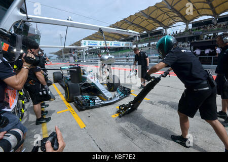 Sepang. 29 Sep, 2017. Mercedes' Brite Lewis Hamilton fährt in die Grube, die in der zweiten Trainingssitzung des Formel 1 Grand Prix von Malaysia auf dem Sepang Circuit in Malaysia auf Sept. 29, 2017. Credit: Chong Voon Chung/Xinhua/Alamy leben Nachrichten Stockfoto