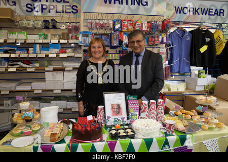 Orpington, Großbritannien. 29 Sep, 2017. Der Bürgermeister von Bromley Ratsmitglied Kathy Bance, MBE, besucht größten Kaffee am Morgen der Welt, die Kapital für Macmillan Cancer Support fand an der Tangente Office Ressourcen in Orpington. Credit: Keith Larby/Alamy leben Nachrichten Stockfoto