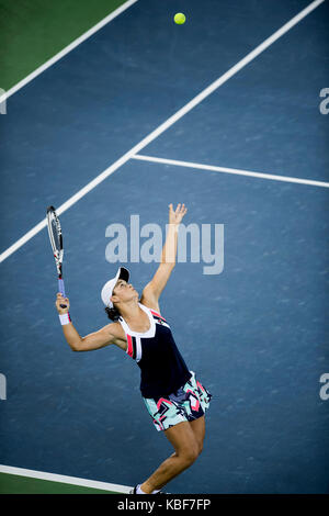 Wuhan, China. 29 Sep, 2017. Ashleigh Barty von Australien dient während der Singles im Halbfinale gegen Jelena Ostapenko von Lettland 2017 WTA Wuhan Öffnen in Wuhan, der Hauptstadt der Provinz Hubei in Zentralchina, Sept. 29, 2017. Quelle: Xinhua/Alamy leben Nachrichten Stockfoto