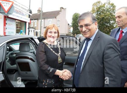 Orpington, Großbritannien. 29 Sep, 2017. Der Bürgermeister von Bromley Ratsmitglied Kathy Bance, MBE, besucht größten Kaffee am Morgen der Welt, die Kapital für Macmillan Cancer Support fand an der Tangente Office Ressourcen in Orpington. Credit: Keith Larby/Alamy leben Nachrichten Stockfoto