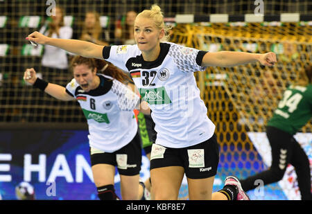 Oldenburg, Deutschland. 27 Sep, 2017. Minevskaja Ewgenija Deutschlands feiert ihr Ziel während der Europäischen Women's Championship Qualifier handball Match zwischen Deutschland und Litauen an der EWE-Arena in Oldenburg, Deutschland, 27. September 2017. Quelle: Carmen Jaspersen/dpa/Alamy leben Nachrichten Stockfoto