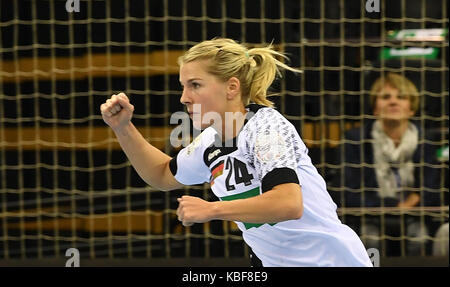 Oldenburg, Deutschland. 27 Sep, 2017. Deutschlands Lone Fischer feiert ihr Ziel während der Europäischen Women's Championship Qualifier handball Match zwischen Deutschland und Litauen an der EWE-Arena in Oldenburg, Deutschland, 27. September 2017. Quelle: Carmen Jaspersen/dpa/Alamy leben Nachrichten Stockfoto