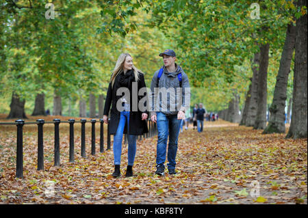 London, Großbritannien. 29 Sep, 2017. UK Wetter - ein paar Gehminuten durch den Teppich Laub im St James's Park im Herbst seine Ankunft. Credit: Stephen Chung/Alamy leben Nachrichten Stockfoto