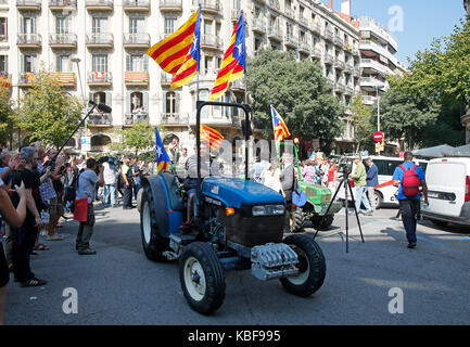 Barcelona, Spanien. 29 Sep, 2017. Die katalanische Bauern demonstrieren mit ihren Traktoren in den Straßen von Barcelona zur Unterstützung des Referendums, in Barcelona, 29. September 2017. Credit: Gtres Información más Comuniación auf Linie, S.L./Alamy leben Nachrichten Stockfoto