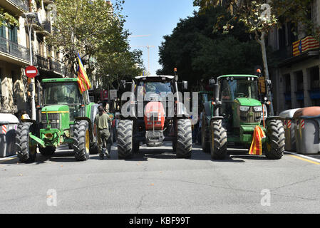 Barcelona, Spanien. 29 Sep, 2017. Rund 400 Traktoren von den landwirtschaftlichen Gewerkschaften aufgerufen haben, in der Mitte der Stadt Barcelona versammelt, um das Referendum über die Unabhängigkeit zu verteidigen. Am 29. September 2017 in Barcelona, Spanien. Credit: SOPA Images Limited/Alamy leben Nachrichten Stockfoto