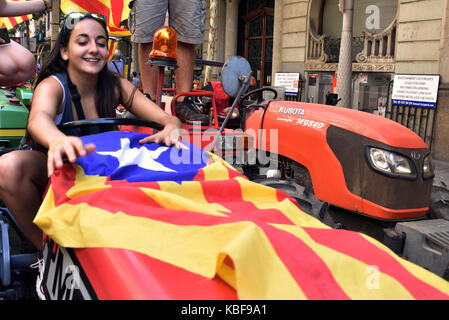 Barcelona, Spanien. 29 Sep, 2017. Eine Frau mit einem Katalonien Fahne ist auf einem Traktor, der während eines Protestes gesehen. Rund 400 Traktoren von den landwirtschaftlichen Gewerkschaften aufgerufen haben, in der Mitte der Stadt Barcelona versammelt, um das Referendum über die Unabhängigkeit zu verteidigen. Am 29. September 2017 in Barcelona, Spanien. Credit: SOPA Images Limited/Alamy leben Nachrichten Stockfoto