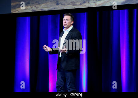 Adelaide, Australien. 29 Sep, 2017. Elon Musk, Chief Executive Officer (CEO) der Space Exploration Technologies Corporation (SpaceX), spricht am letzten Tag der 68. Internationalen Astronautischen Kongress (IAC) in Adelaide, Australien, Sept. 29, 2017. SpaceX enthüllt seine Pläne, die Menschen auf dem Mars so früh wie 2024 in Australien am Freitag. Credit: Yan Han/Xinhua/Alamy leben Nachrichten Stockfoto