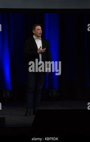 Adelaide, Australien. 29 Sep, 2017. Elon Musk, Chief Executive Officer (CEO) der Space Exploration Technologies Corporation (SpaceX), spricht am letzten Tag der 68. Internationalen Astronautischen Kongress (IAC) in Adelaide, Australien, Sept. 29, 2017. SpaceX enthüllt seine Pläne, die Menschen auf dem Mars so früh wie 2024 in Australien am Freitag. Credit: Xu Haijing/Xinhua/Alamy leben Nachrichten Stockfoto