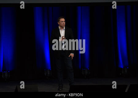 Adelaide, Australien. 29 Sep, 2017. Elon Musk, Chief Executive Officer (CEO) der Space Exploration Technologies Corporation (SpaceX), spricht am letzten Tag der 68. Internationalen Astronautischen Kongress (IAC) in Adelaide, Australien, Sept. 29, 2017. SpaceX enthüllt seine Pläne, die Menschen auf dem Mars so früh wie 2024 in Australien am Freitag. Credit: Xu Haijing/Xinhua/Alamy leben Nachrichten Stockfoto