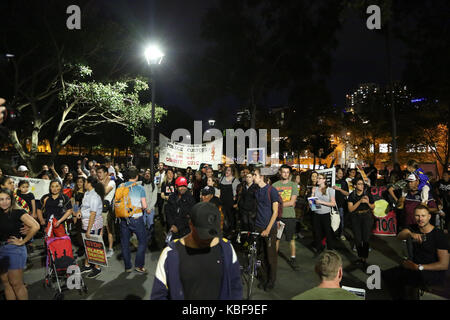 Sydney, Australien. 29 Sep, 2017. Ein nationaler Tag der Aktion war im ganzen Land statt, als die Demonstranten ein Ende der Todesfälle in Polizeigewahrsam und für die Schließung der Jugend Gefängnisse genannt. In Sydney Demonstranten marschierten Form Lee Street neben dem Hauptbahnhof von Sydney Polizei in Surry Hill. Anwesend waren Familienangehörige von Tane Chatfield, 22, die bei Tamworth Korrekturmitte am 20. September reagiert nicht gefunden wurde. Credit: Richard Milnes/Alamy leben Nachrichten Stockfoto