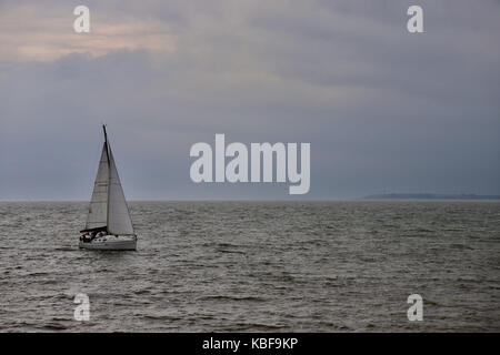 Felixstowe, Großbritannien. 29 Sep, 2017. Jolle Rubrik für Felixstowe von Landguard Point gesehen. Bewölkt und trübes Wetter. Suffolk, Großbritannien. Credit: Angela Chalmers/Alamy leben Nachrichten Stockfoto