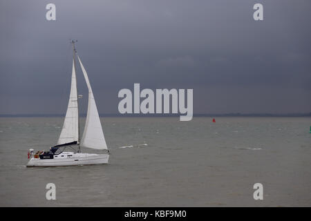 Felixstowe, Großbritannien. 29 Sep, 2017. Jolle Rubrik für Felixstowe von Landguard Point gesehen. Bewölkt und trübes Wetter. Suffolk, Großbritannien. Credit: Angela Chalmers/Alamy leben Nachrichten Stockfoto