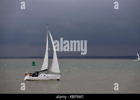 Felixstowe, Großbritannien. 29 Sep, 2017. Jolle Rubrik für Felixstowe von Landguard Point gesehen. Bewölkt und trübes Wetter. Suffolk, Großbritannien. Credit: Angela Chalmers/Alamy leben Nachrichten Stockfoto