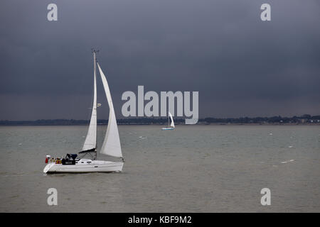 Felixstowe, Großbritannien. 29 Sep, 2017. Jolle Rubrik für Felixstowe von Landguard Point gesehen. Bewölkt und trübes Wetter. Suffolk, Großbritannien. Credit: Angela Chalmers/Alamy leben Nachrichten Stockfoto