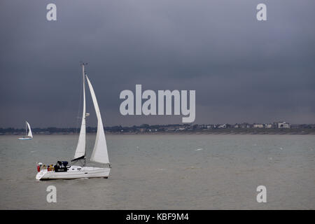 Felixstowe, Großbritannien. 29 Sep, 2017. Jolle Rubrik für Felixstowe von Landguard Point gesehen. Bewölkt und trübes Wetter. Suffolk, Großbritannien. Credit: Angela Chalmers/Alamy leben Nachrichten Stockfoto