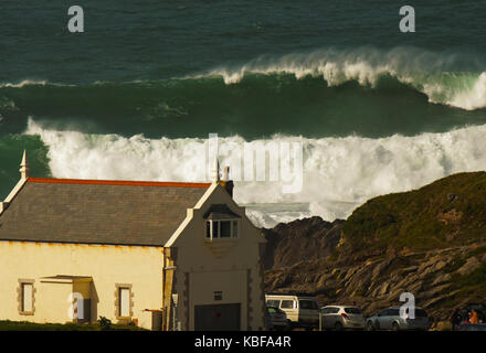 Newquay, Großbritannien. 29 Sep, 2017. UK Wetter. Sonnenschein und 20 Fuß Wellen an Cribbar Point und Lewinnick cove Fistral Bay. 27, September, 2017 Newquay, Cornwall, England. Credit: Robert Taylor/Alamy leben Nachrichten Stockfoto