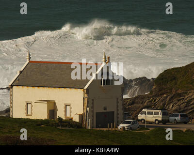 Newquay, Großbritannien. 29 Sep, 2017. UK Wetter. Sonnenschein und 20 Fuß Wellen an Cribbar Point und Lewinnick cove Fistral Bay. 27, September, 2017 Newquay, Cornwall, England. Credit: Robert Taylor/Alamy leben Nachrichten Stockfoto