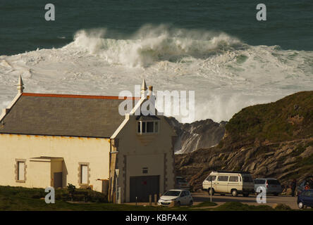 Newquay, Großbritannien. 29 Sep, 2017. UK Wetter. Sonnenschein und 20 Fuß Wellen an Cribbar Point und Lewinnick cove Fistral Bay. 27, September, 2017 Newquay, Cornwall, England. Credit: Robert Taylor/Alamy leben Nachrichten Stockfoto