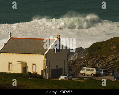 Newquay, Großbritannien. 29 Sep, 2017. UK Wetter. Sonnenschein und 20 Fuß Wellen an Cribbar Point und Lewinnick cove Fistral Bay. 27, September, 2017 Newquay, Cornwall, England. Credit: Robert Taylor/Alamy leben Nachrichten Stockfoto