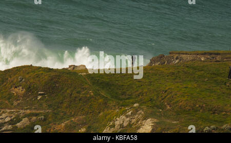 Newquay, Großbritannien. 29 Sep, 2017. UK Wetter. Sonnenschein und 20 Fuß Wellen an Cribbar Point und Lewinnick cove Fistral Bay. 27, September, 2017 Newquay, Cornwall, England. Credit: Robert Taylor/Alamy leben Nachrichten Stockfoto