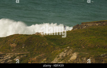 Newquay, Großbritannien. 29 Sep, 2017. UK Wetter. Sonnenschein und 20 Fuß Wellen an Cribbar Point und Lewinnick cove Fistral Bay. 27, September, 2017 Newquay, Cornwall, England. Credit: Robert Taylor/Alamy leben Nachrichten Stockfoto