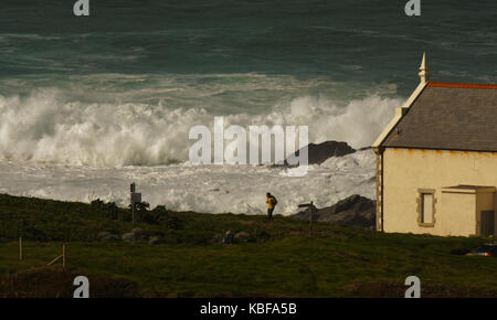 Newquay, Großbritannien. 29 Sep, 2017. UK Wetter. Sonnenschein und 20 Fuß Wellen an Cribbar Point und Lewinnick cove Fistral Bay. 27, September, 2017 Newquay, Cornwall, England. Credit: Robert Taylor/Alamy leben Nachrichten Stockfoto