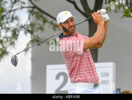 Jersey City, USA. 29 Sep, 2017. Dustin Johnson von den Vereinigten Staaten Uhren sein T-Stück am 2. Loch, das während der zweiten Runde der Präsidenten Cup in Liberty National Golf Course in Jersey City, New Jersey. Credit: Cal Sport Media/Alamy leben Nachrichten Stockfoto