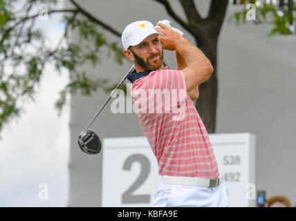 Jersey City, USA. 29 Sep, 2017. Dustin Johnson von den Vereinigten Staaten Uhren sein T-Stück am 2. Loch, das während der zweiten Runde der Präsidenten Cup in Liberty National Golf Course in Jersey City, New Jersey. Credit: Cal Sport Media/Alamy leben Nachrichten Stockfoto