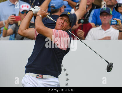 Jersey City, USA. 29 Sep, 2017. Phil Mickelson der Vereinigten Staaten Uhren sein T-Stück auf der 4 Loch, das während der zweiten Runde der Präsidenten Cup in Liberty National Golf Course in Jersey City, New Jersey. Credit: Cal Sport Media/Alamy leben Nachrichten Stockfoto