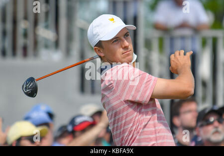 Jersey City, USA. 29 Sep, 2017. Jordanien Spieth der Vereinigten Staaten Uhren sein T-Stück am 2. Loch, das während der zweiten Runde der Präsidenten Cup in Liberty National Golf Course in Jersey City, New Jersey. Credit: Cal Sport Media/Alamy leben Nachrichten Stockfoto