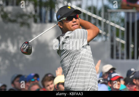 Jersey City, USA. 29 Sep, 2017. Hideki Matsuyama der Internationalen Team Uhren sein T-Stück am 2. Loch, das während der zweiten Runde der Präsidenten Cup in Liberty National Golf Course in Jersey City, New Jersey. Credit: Cal Sport Media/Alamy leben Nachrichten Stockfoto