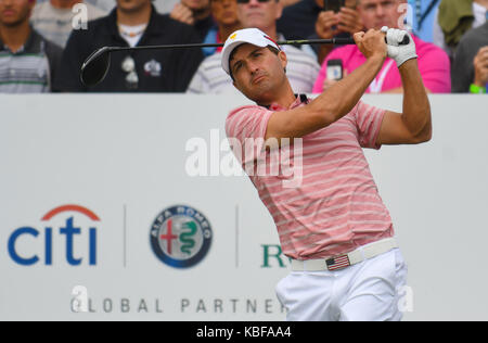 Jersey City, USA. 29 Sep, 2017. Bäche Koepka der Vereinigten Staaten Uhren sein T-Stück auf der 4 Loch, das während der zweiten Runde der Präsidenten Cup in Liberty National Golf Course in Jersey City, New Jersey. Credit: Cal Sport Media/Alamy leben Nachrichten Stockfoto