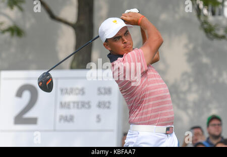 Jersey City, USA. 29 Sep, 2017. Rickie Fowler der Vereinigten Staaten Uhren sein T-Stück am 2. Loch, das während der zweiten Runde der Präsidenten Cup in Liberty National Golf Course in Jersey City, New Jersey. Credit: Cal Sport Media/Alamy leben Nachrichten Stockfoto