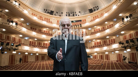 Berlin, Deutschland. 29 Sep, 2017. Musikalischer Leiter und Dirigent Daniel Barenboim steht im Konzertsaal der neu renovierte Staatsoper in Berlin, Deutschland, 29. September 2017. Nach sieben Jahren des Wiederaufbaus der Oper taatsoper Unter den Linden über seine Türen wieder zu öffnen. Die erste Oper inszeniert am Dienstag, 3. Oktober 2017. Quelle: Bernd von Jutrczenka/dpa/Alamy leben Nachrichten Stockfoto