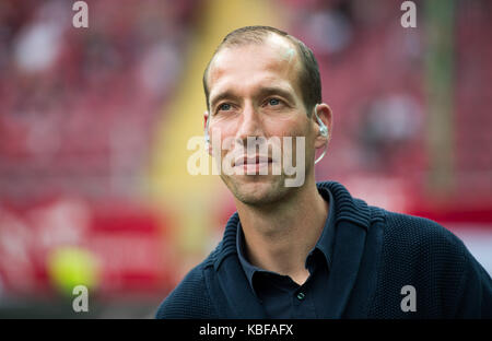 Kaiserslautern, Deutschland. 29 Sep, 2017. Der 1. FC Kaiserslautern Trainer Jeff Strasser dargestellt im Stadion vor der Deutschen 2 Bundesligaspiel 1.FC Kaiserslautern vs SpVgg Greuther Fürth in Kaiserslautern, Deutschland, 29. September 2017. - (EMBARGO BEDINGUNGEN - ACHTUNG: Aufgrund der Akkreditierung Richtlinien, die DFL gestattet nur die Veröffentlichung und Verwertung von bis zu 15 Bildern pro Spiel im Internet und in online Medien während des Spiels.): Thorsten Wagner/dpa/Alamy leben Nachrichten Stockfoto