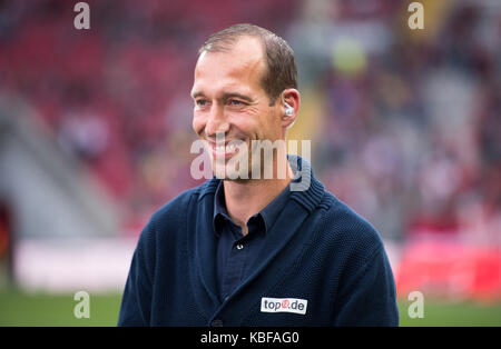 Kaiserslautern, Deutschland. 29 Sep, 2017. Der 1. FC Kaiserslautern neuer Trainer Jeff Strasser Lächeln im Stadion vor der Deutschen 2 Bundesligaspiel 1.FC Kaiserslautern vs SpVgg Greuther Fürth in Kaiserslautern, Deutschland, 29. September 2017. - (EMBARGO BEDINGUNGEN - ACHTUNG: Aufgrund der Akkreditierung Richtlinien, die DFL gestattet nur die Veröffentlichung und Verwertung von bis zu 15 Bildern pro Spiel im Internet und in online Medien während des Spiels.): Thorsten Wagner/dpa/Alamy leben Nachrichten Stockfoto