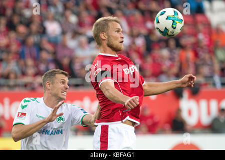 Kaiserslautern, Deutschland. 29 Sep, 2017. In Fürth Richard Magyar (l) und Kaiserslauterer Sebastian Andersson (r) in Aktion während der Deutschen 2 Bundesligaspiel 1.FC Kaiserslautern vs SpVgg Greuther Fürth in Kaiserslautern, Deutschland, 29. September 2017. - (EMBARGO BEDINGUNGEN - ACHTUNG: Aufgrund der Akkreditierung Richtlinien, die DFL gestattet nur die Veröffentlichung und Verwertung von bis zu 15 Bildern pro Spiel im Internet und in online Medien während des Spiels.): Thorsten Wagner/dpa/Alamy leben Nachrichten Stockfoto