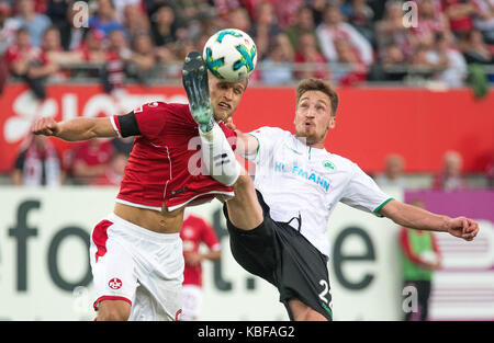 Kaiserslautern, Deutschland. 29 Sep, 2017. In Fürth Mario Maloca (r) und Kaiserslauterer Sebastian Andersson in Aktion während der Deutschen 2 Bundesligaspiel 1.FC Kaiserslautern vs SpVgg Greuther Fürth in Kaiserslautern, Deutschland, 29. September 2017. - (EMBARGO BEDINGUNGEN - ACHTUNG: Aufgrund der Akkreditierung Richtlinien, die DFL gestattet nur die Veröffentlichung und Verwertung von bis zu 15 Bildern pro Spiel im Internet und in online Medien während des Spiels.): Thorsten Wagner/dpa/Alamy leben Nachrichten Stockfoto