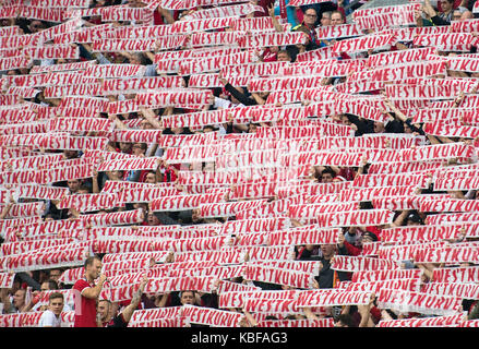 Kaiserslautern, Deutschland. 29 Sep, 2017. Fans des 1. FC Kaiserslautern zeigen ihren Fans Schal mit der Aufschrift "Westkurve" (Lit. West stand) auf ihn während der Deutschen 2 Bundesligaspiel 1.FC Kaiserslautern vs SpVgg Greuther Fürth in Kaiserslautern, Deutschland, 29. September 2017. - (EMBARGO BEDINGUNGEN - ACHTUNG: Aufgrund der Akkreditierung Richtlinien, die DFL gestattet nur die Veröffentlichung und Verwertung von bis zu 15 Bildern pro Spiel im Internet und in online Medien während des Spiels.): Thorsten Wagner/dpa/Alamy leben Nachrichten Stockfoto