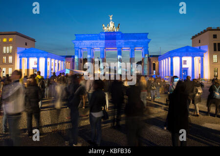 Berlin, Deutschland. 29 Sep, 2017. Zuschauer Blick auf den beleuchteten Brandenburger Tor im Rahmen der Kick-off Veranstaltung der "Berlin leuchtet" Festival in Berlin, Deutschland, 29. September 2017. Das Festival findet vom 29. September bis 15. Oktober 2017. Quelle: dpa Picture alliance/Alamy leben Nachrichten Stockfoto