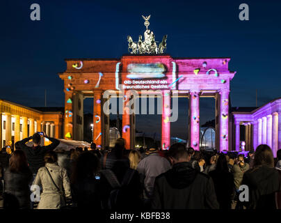 Berlin, Deutschland. 29 Sep, 2017. Zuschauer Blick auf den beleuchteten Brandenburger Tor im Rahmen der Kick-off Veranstaltung der "Berlin leuchtet" Festival in Berlin, Deutschland, 29. September 2017. Das Festival findet vom 29. September bis 15. Oktober 2017. Quelle: dpa Picture alliance/Alamy leben Nachrichten Stockfoto