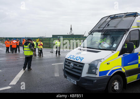 Wenig Plumpton, Nr Blackpool, Lancashire, UK. 29. September 2017. Protest gegen Fracking am Preston New Road site Betrieben von cuadrilla. Neben einheimischen Waren Aktivisten aus Manchester, Gewerkschafter, Nordirland und von einer Gruppe von Quäkern. Anwesend war auch Mitkämpfer und Farmer John Toothill, ermöglicht in der Nähe Ahorn Farm, die durch die Anti fracking Mitkämpfer verwendet werden. Quelle: Steve Bell/Alamy Leben Nachrichten. Stockfoto